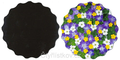 Magnetka - čtyřlístky s květy barvínku - kruh VLNKA 10 cm